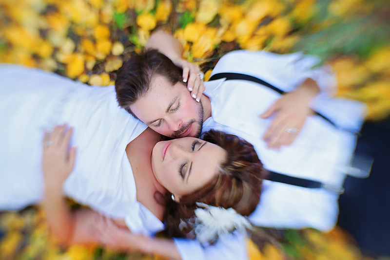 wedding bouple fall leaves love